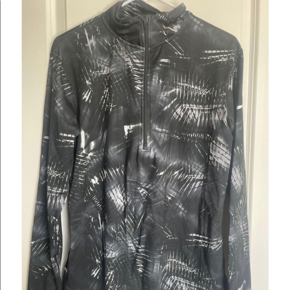 Nike pull over, like new.